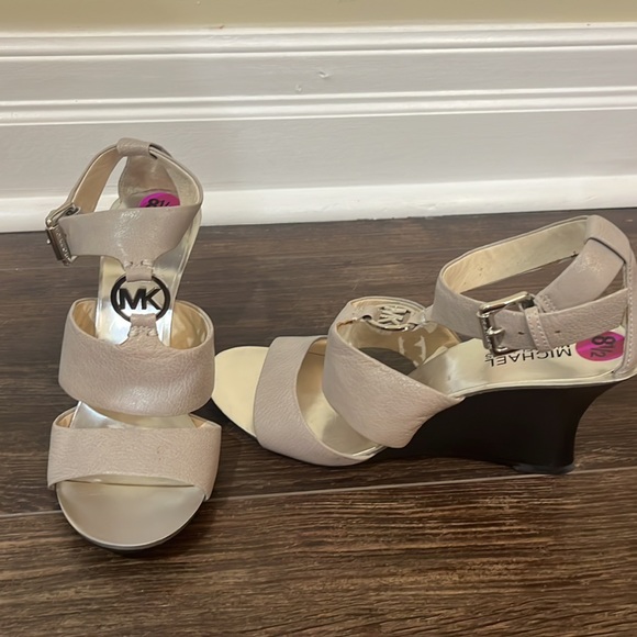 MK Taupe Silver and Black Wedges Size 8.5 - Picture 5 of 13
